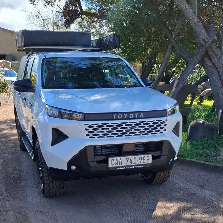 Toyota Hilux 2.8 GD6 SRX - front view